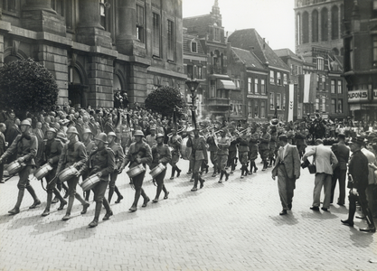 99552 Afbeelding van het defilé van militairen van de Bereden Veldartillerie en het Regiment Genietroepen op de ...